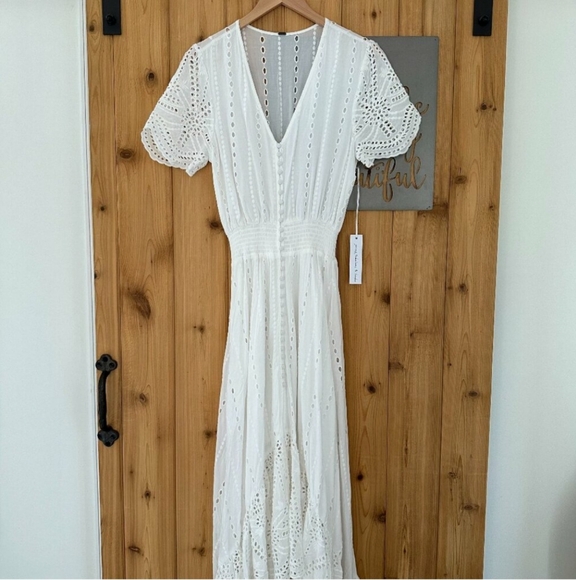 Elegant White Eyelet Dress - Picture 2 of 8